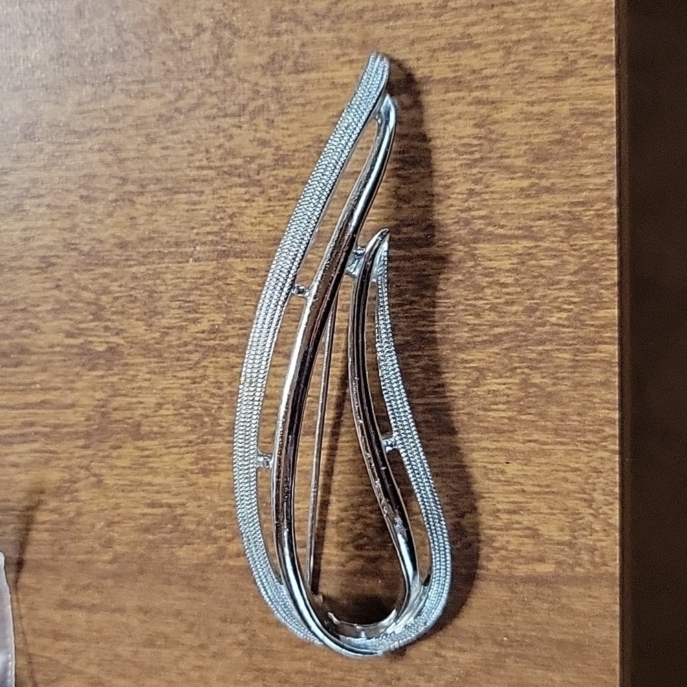 Vintage 1958 Sarah Coventry silver toned swirl brooch